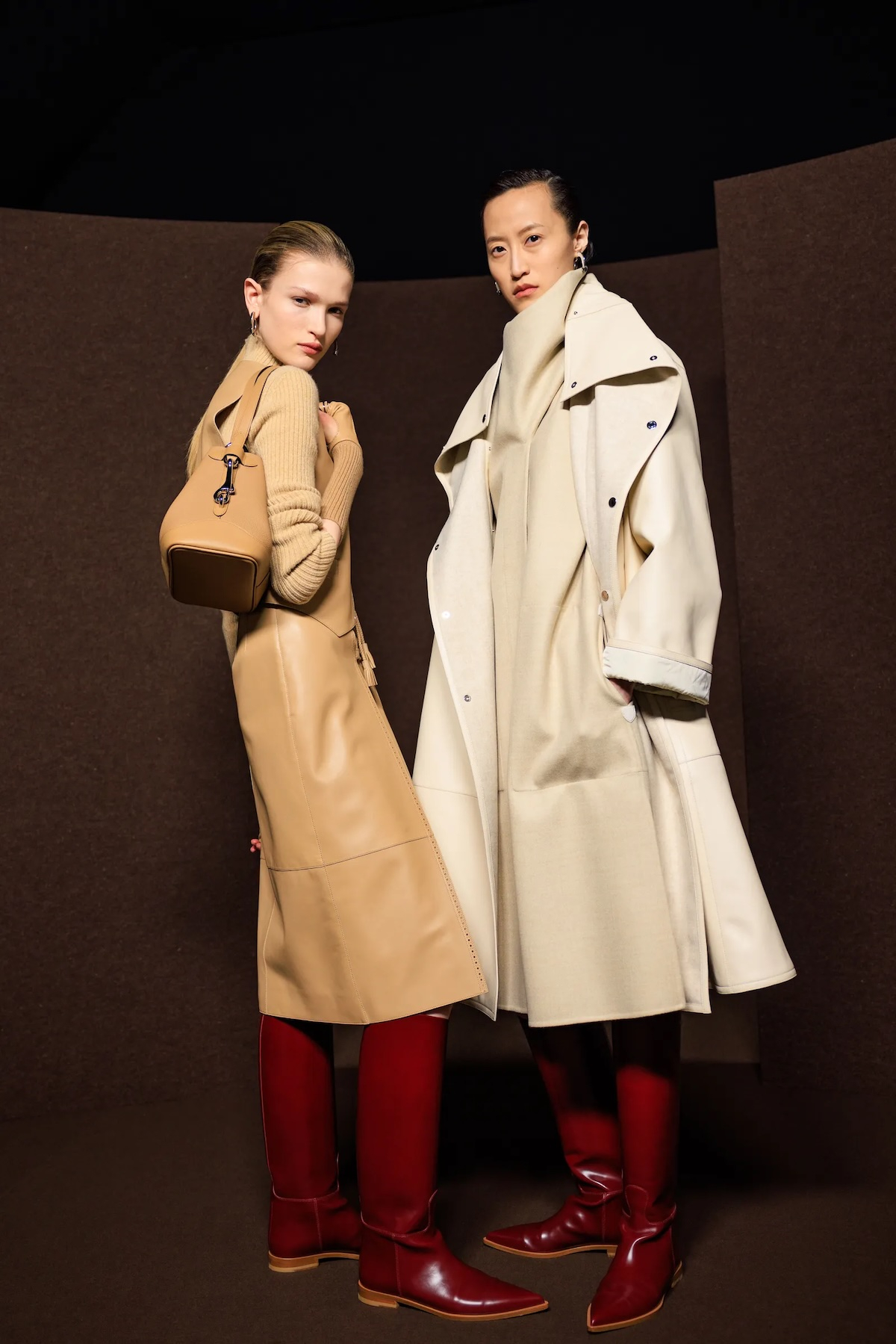 Burgundowe kozaki na pokazie Hermès na sezon jesień-zima 2025, modelki w eleganckich stylizacjach.