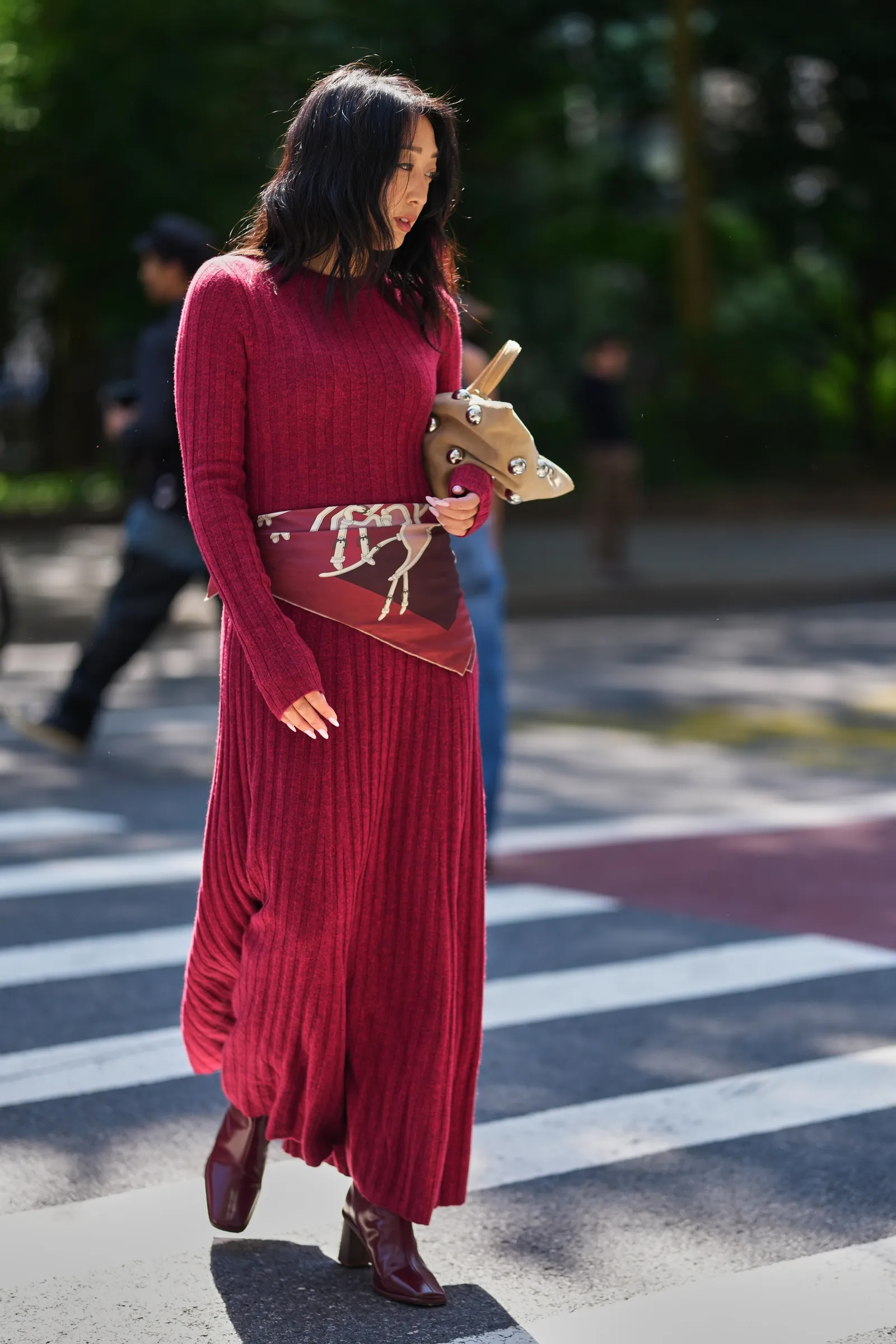 Jesienią burgundowe kozaki na słupku będziemy nosić do długich, dzierganych sukienek. (Fot. Edward Berthelot/Getty Images)
