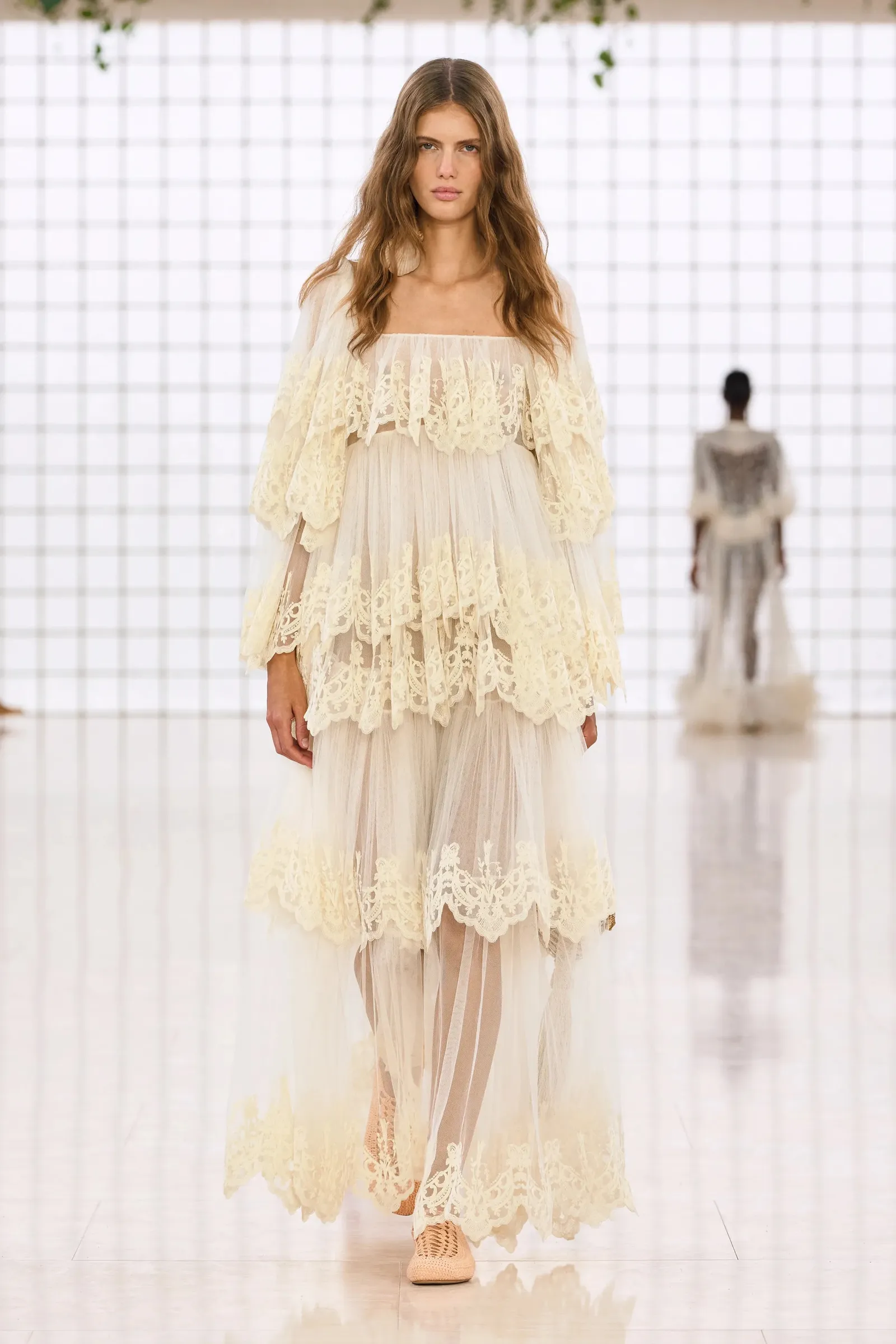 Chloé, wiosna-lato 2025, sukienka w stylu boho z koronką i warstwowym materiałem.