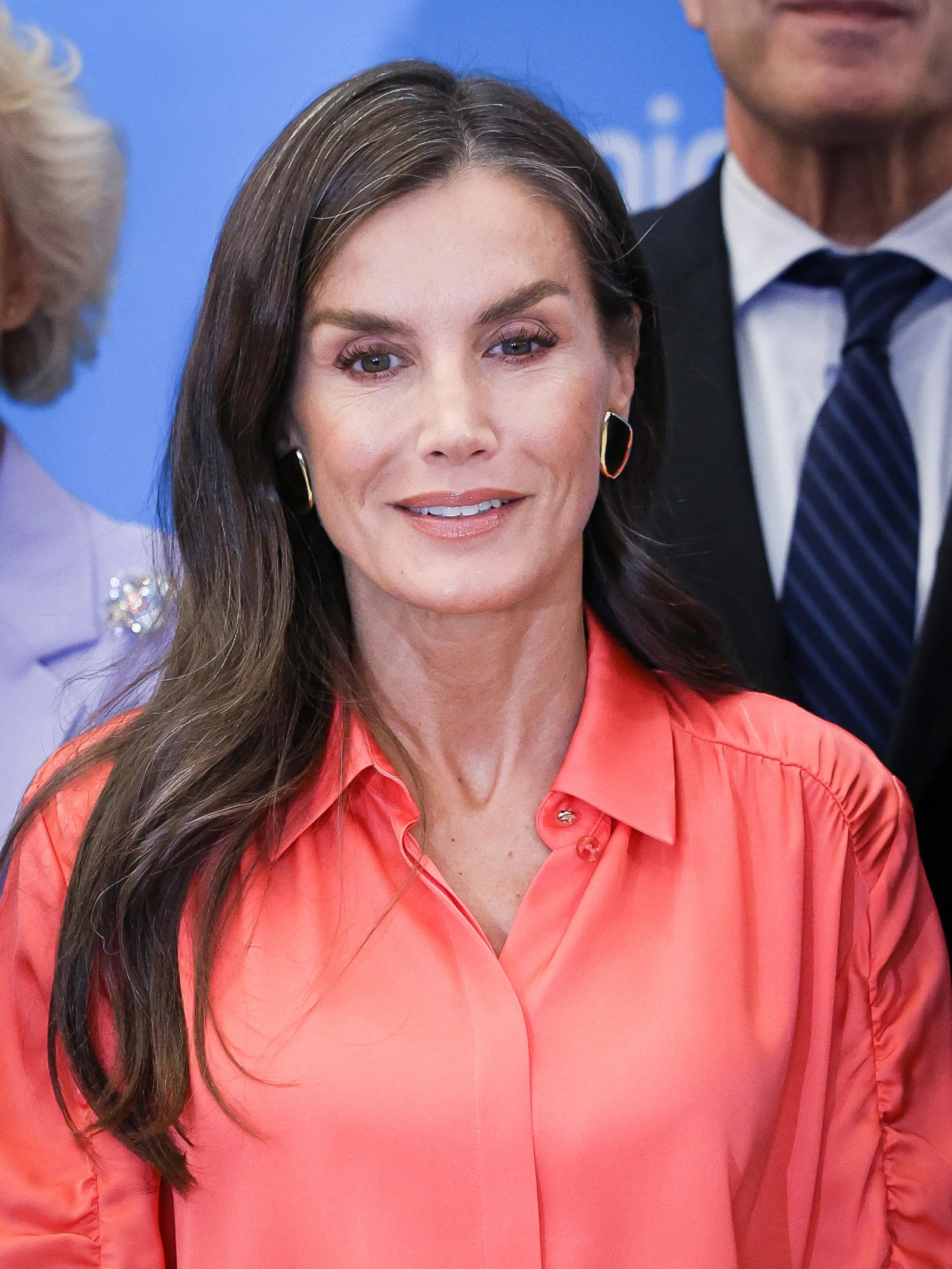 Królowa Letycja udowodniła, że łososiowy róż jest świetnym wyborem na jesień. (Fot. Paolo Blocco/Getty Images)