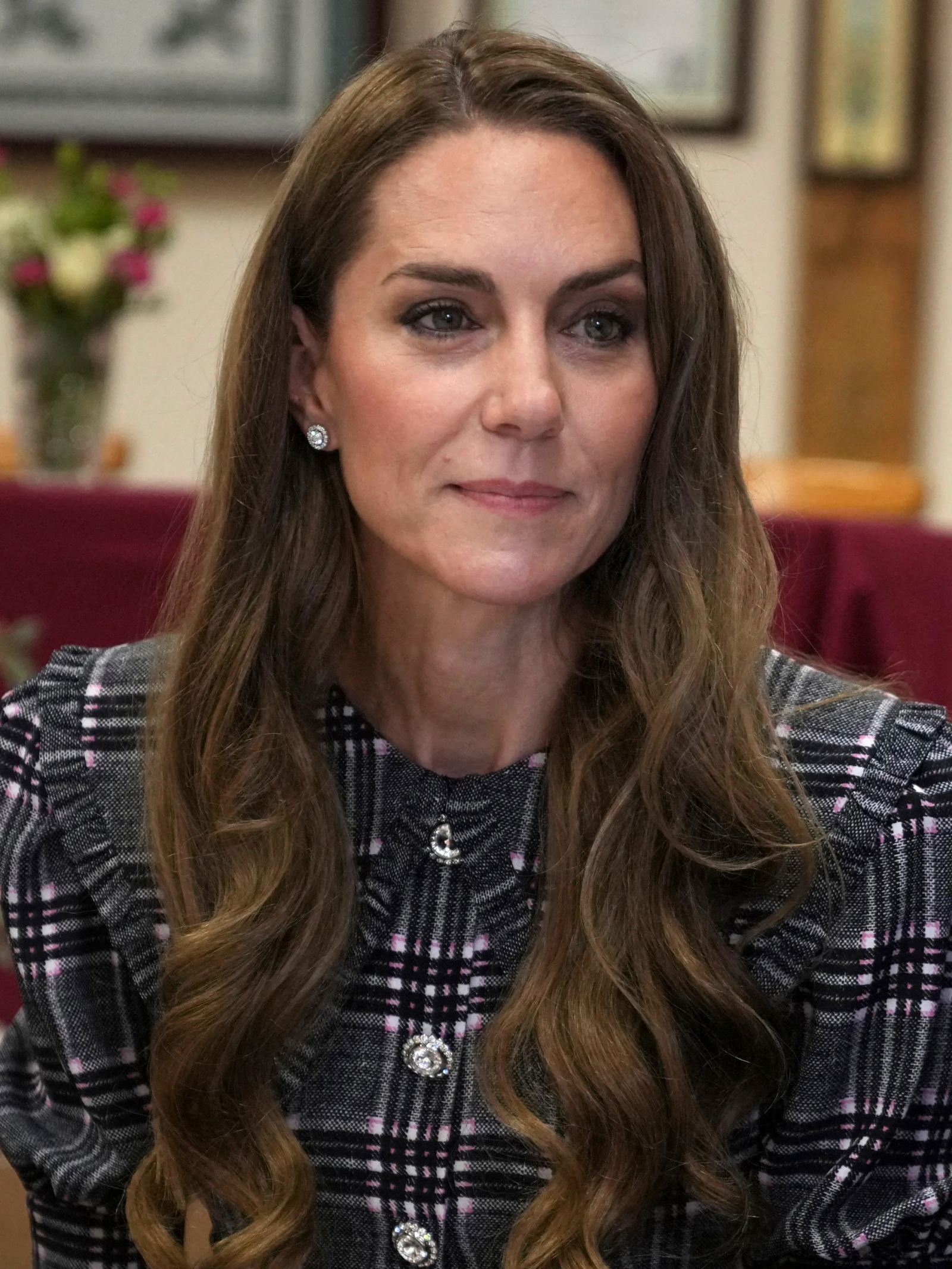 Księżna Kate podczas spotkania we wrześniu 2025 roku, w eleganckiej, wzorzystej sukience.
