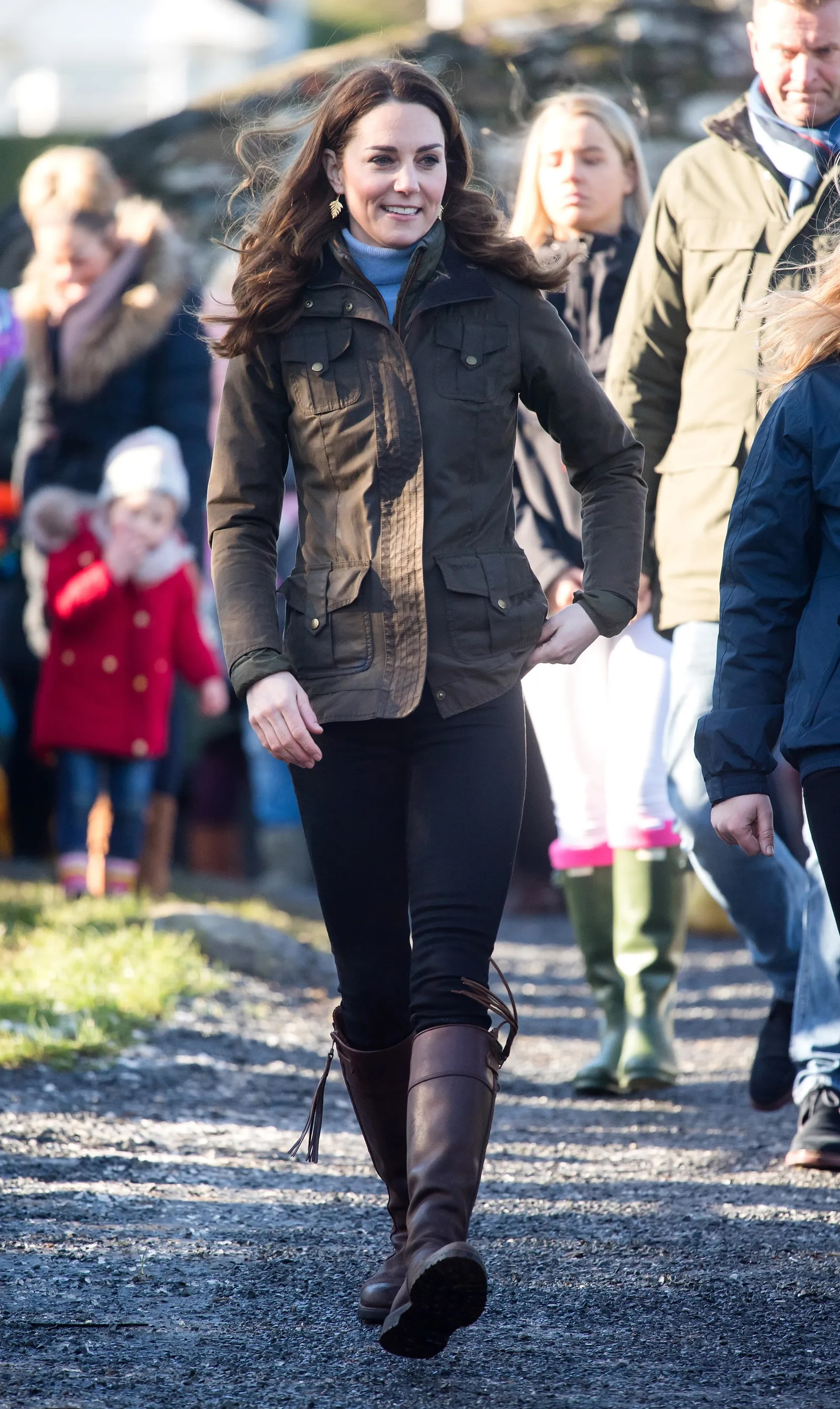Kate Middleton w „kozakach księżniczki”. (Fot. Samir Hussein)