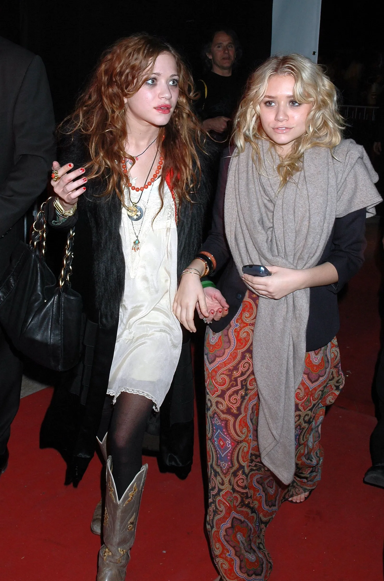 Mary-Kate Olsen i Ashley Olsen w stylizacjach w stylu boho, 2005 rok, na czerwonym dywanie.