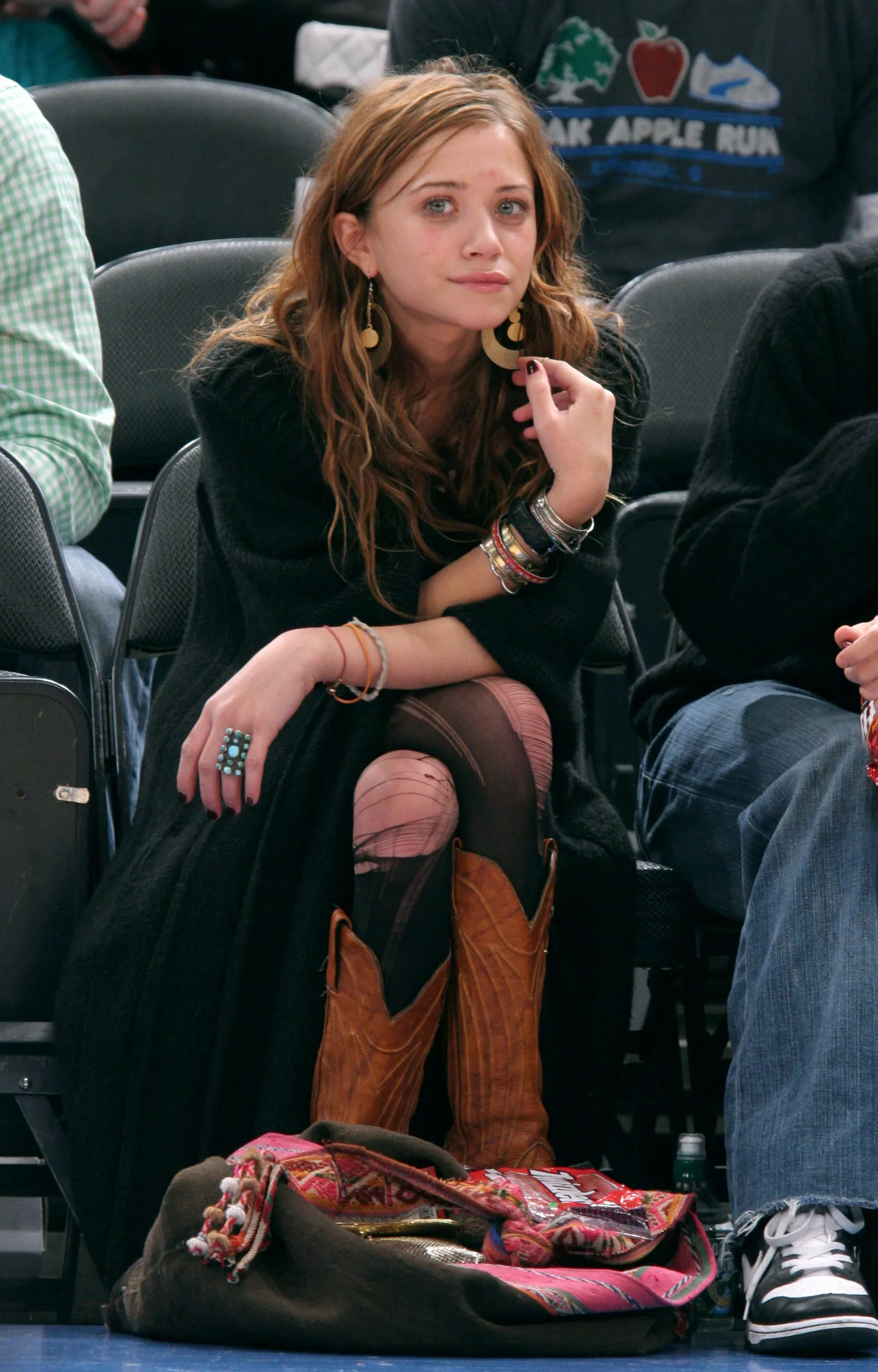 Mary-Kate Olsen w torebce i biżuterii w stylu boho, na meczu w 2005 roku.