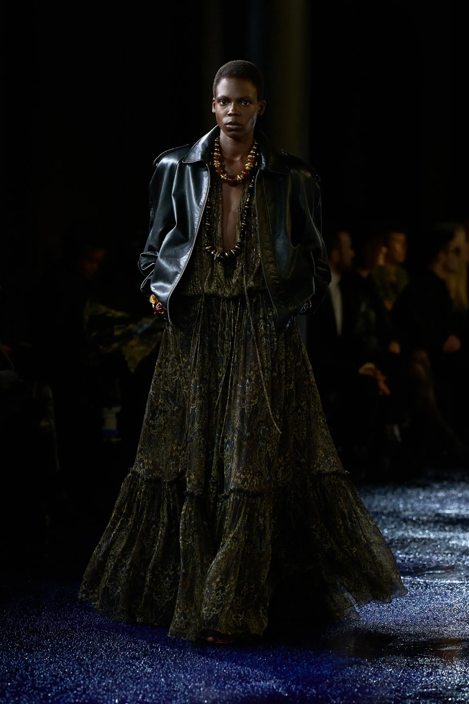 Kolekcja Saint Laurent wiosna-lato 2025 prezentuje boho suknię z luźnym krojem i skórzaną kurtką.