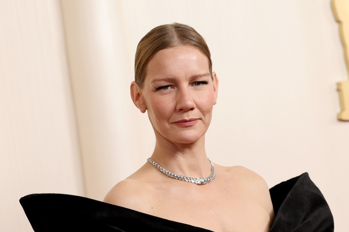 Sandra Hüller podczas ceremonii wręczenia Oscarów w 2024 roku, ubrana w elegancką suknię i biżuterię.