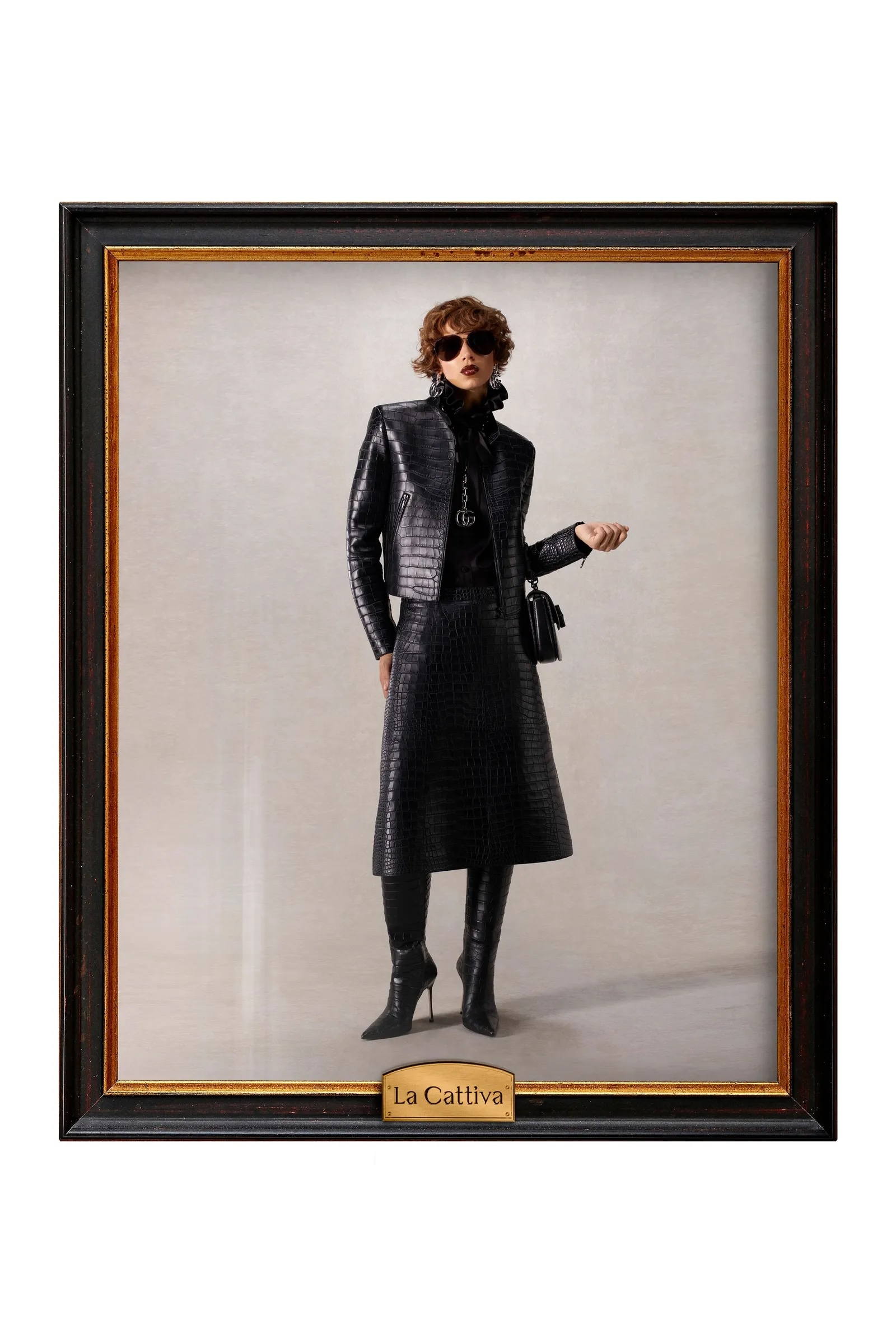 Modelka w kozakach za kolano Gucci z kolekcji na sezon wiosna-lato 2026 w eleganckim, czarnym wydaniu.