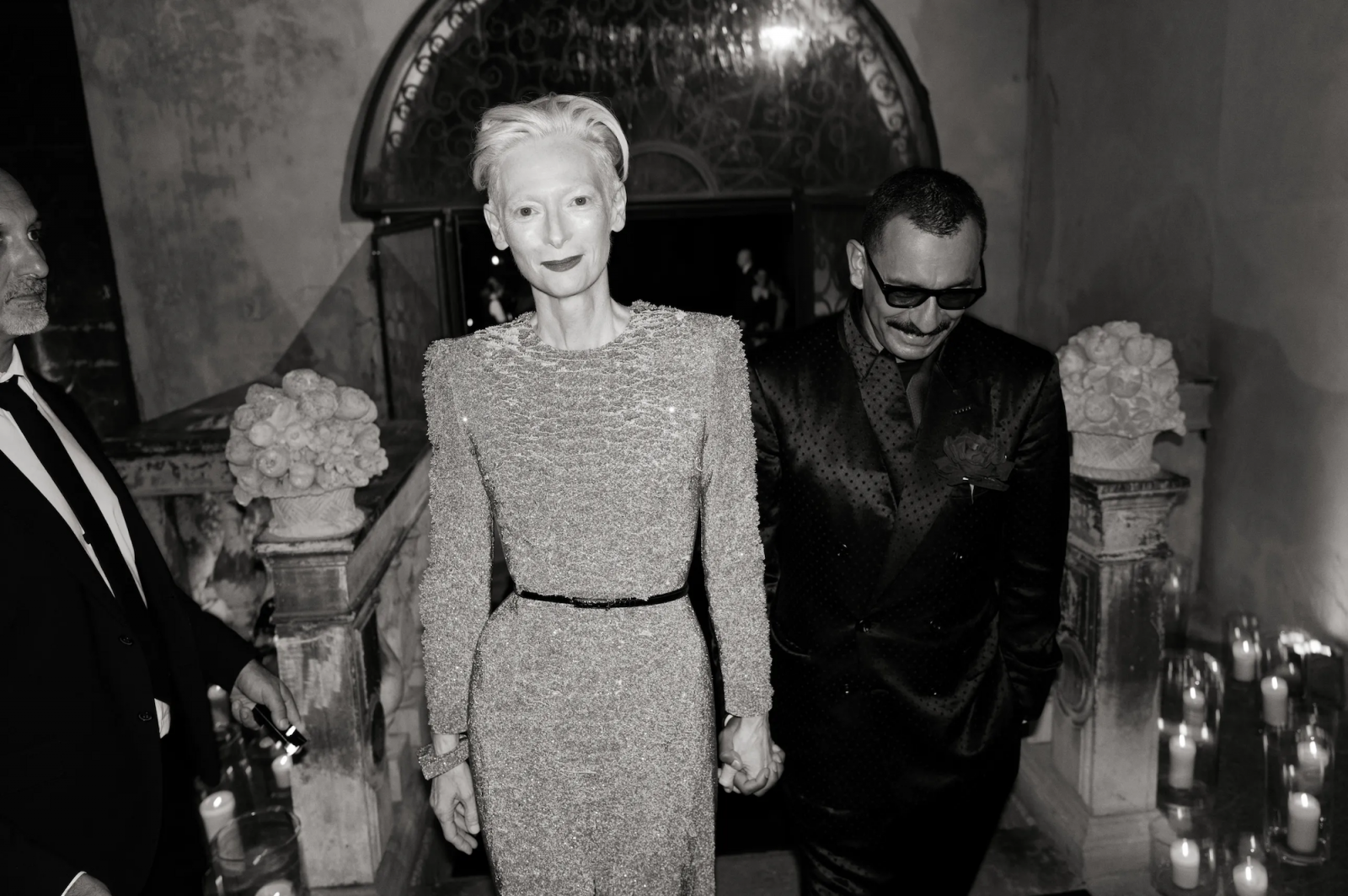 Tilda Swinton i Haider Ackermann, na premierze nowej kampanii Tom Ford w Wenecji, trzymają się za ręce.