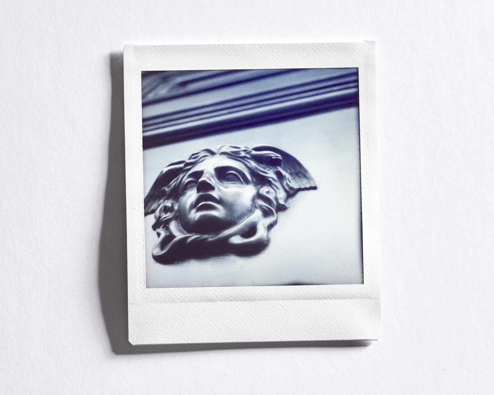 Polaroid autorstwa Camile Vivier przedstawiający głowę Meduzy nad drzwiami Palazzo Versace. (Fot. Dzięki uprzejmości Versace)