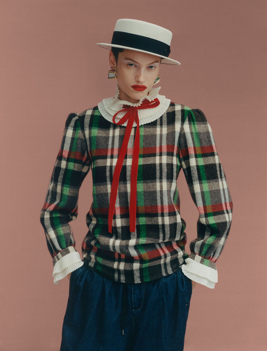 Kadr z sesji zdjeciowej „Łagodzenie obyczajów z listopadowego wydania „Vogue Polska. (Fot. Ina Lekiewicz, stylizacja Kasia Mioduska)