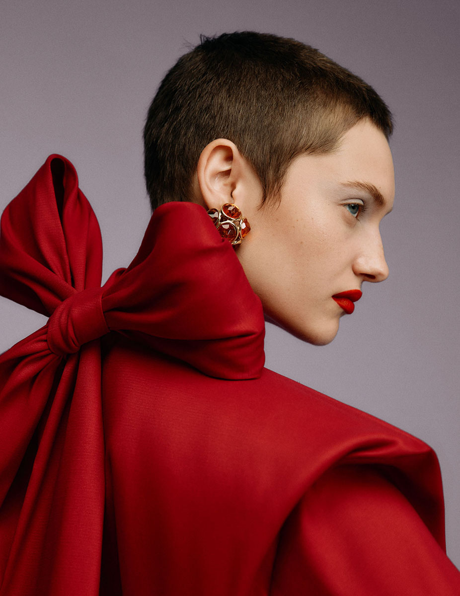 Kadr z sesji zdjeciowej „Łagodzenie obyczajów z listopadowego wydania „Vogue Polska. (Fot. Ina Lekiewicz, stylizacja Kasia Mioduska)
