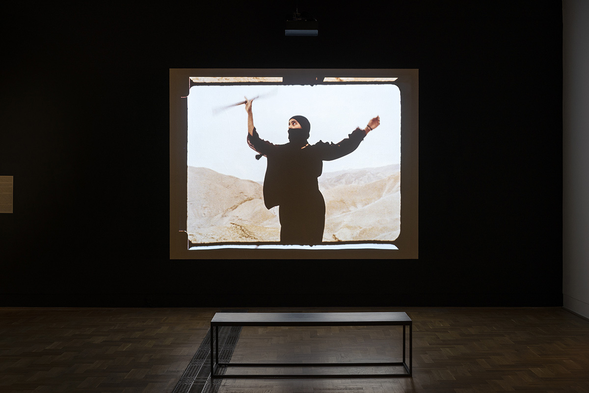 Wystawa Historie potencjalne, Zachęta – Narodowa Galeria Sztuki, 19.10–02.02.2024, Noor Abed, Noc, którą spędziliśmy pomiędzy, 2024 (fot. Maciej Landsberg/archiwum Zachęty, CC BY-SA)