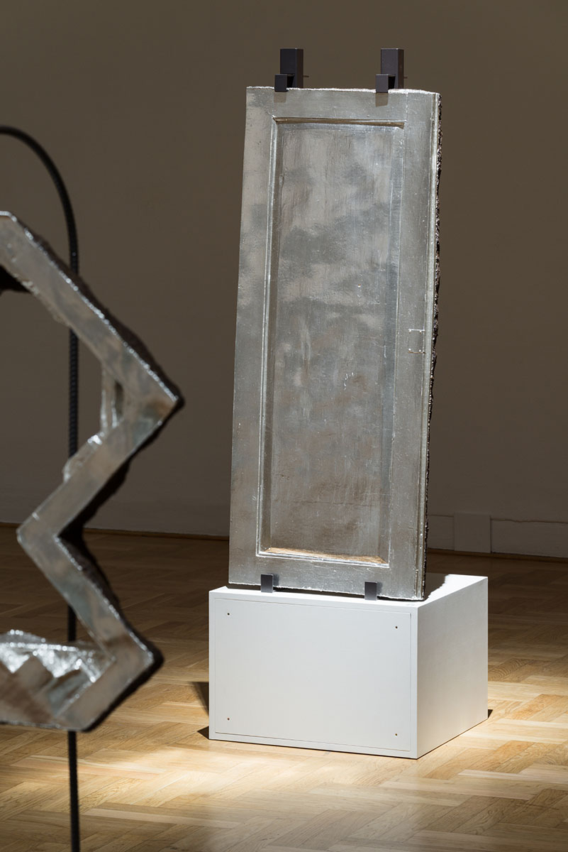 Kryjówki. Architektura przetrwania, widok ekspozycji, Zachęta, (Fot. Daniel Chrobak, archiwum Zachęty)