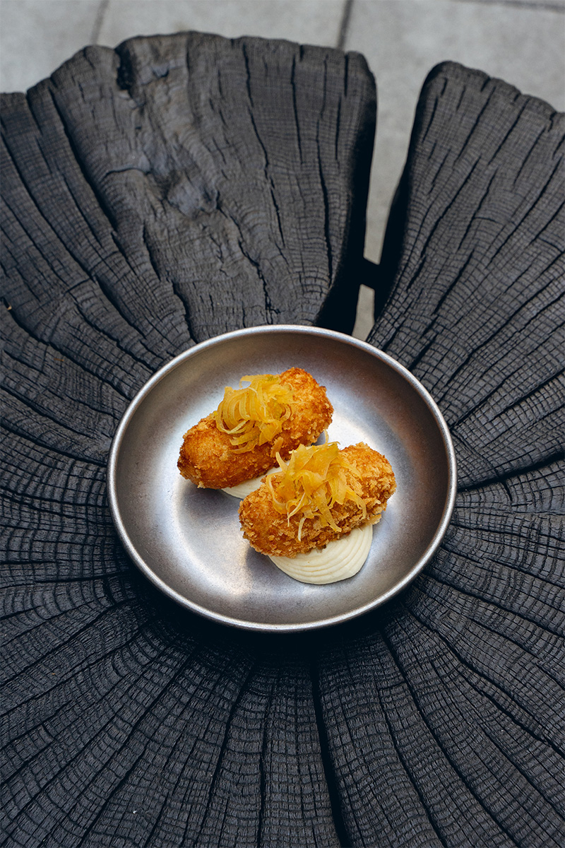 Co zjeść w restauracji Brut w Hali Koszyki w Warszawie? Sprawdzamy kartę dań i specjały szefa kuchni Jana Kilańskiego w nowo otwartym miejscu. (Fot. Vika Adamava.)