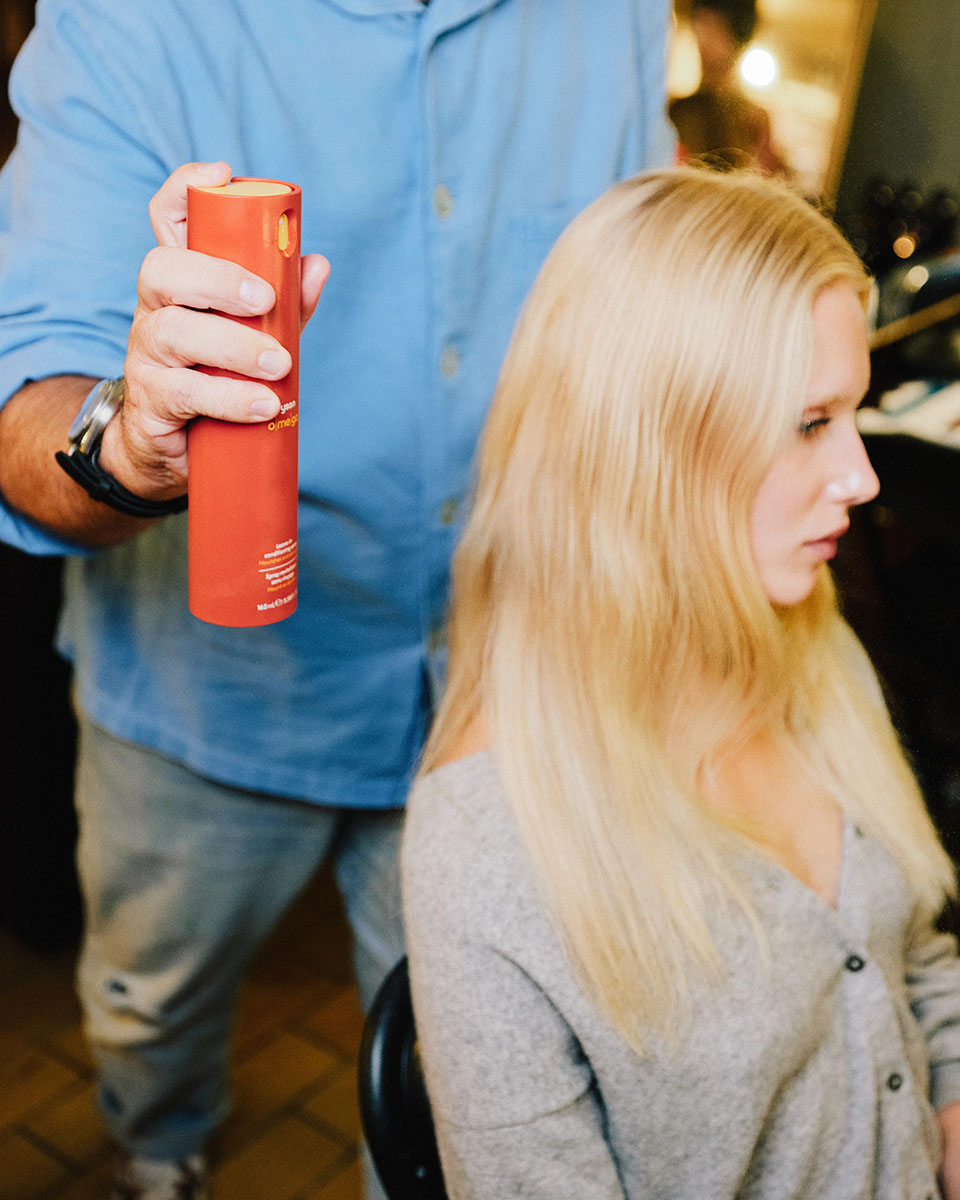 Modelka o blond włosach na pokazie Rotate wiosna-lato 2026