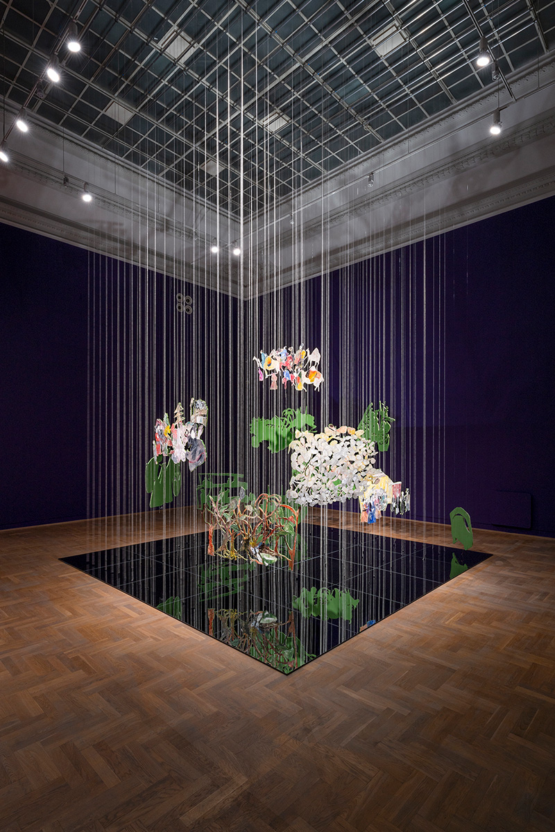 Wystawa „Historie potencjalne. Zachęta – Narodowa Galeria Sztuki,  Anna Boghiguian, Jedwabny szlak, 2020-2021 (fot. Maciej Landsberg/archiwum Zachęty, CC BY-SA)