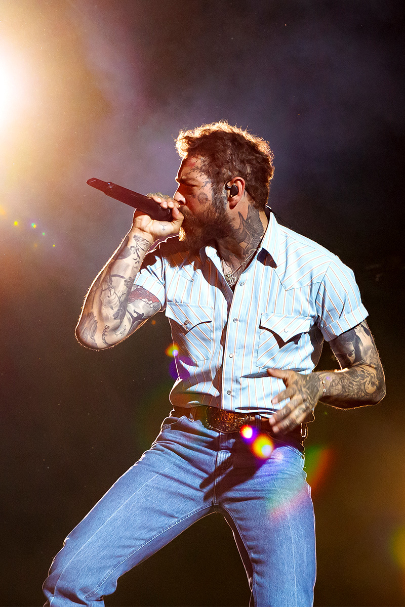 Post Malone podczas koncertu w jeansach i białej koszuli