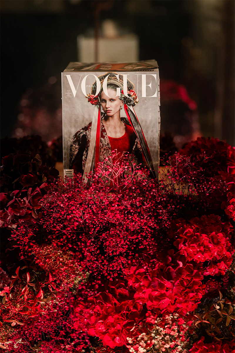 Wrześniowy numer „Vogue Polska” w kompozycji z kwiatów
