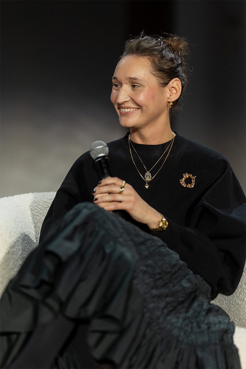 Zofia Chylak w czarnej sukience