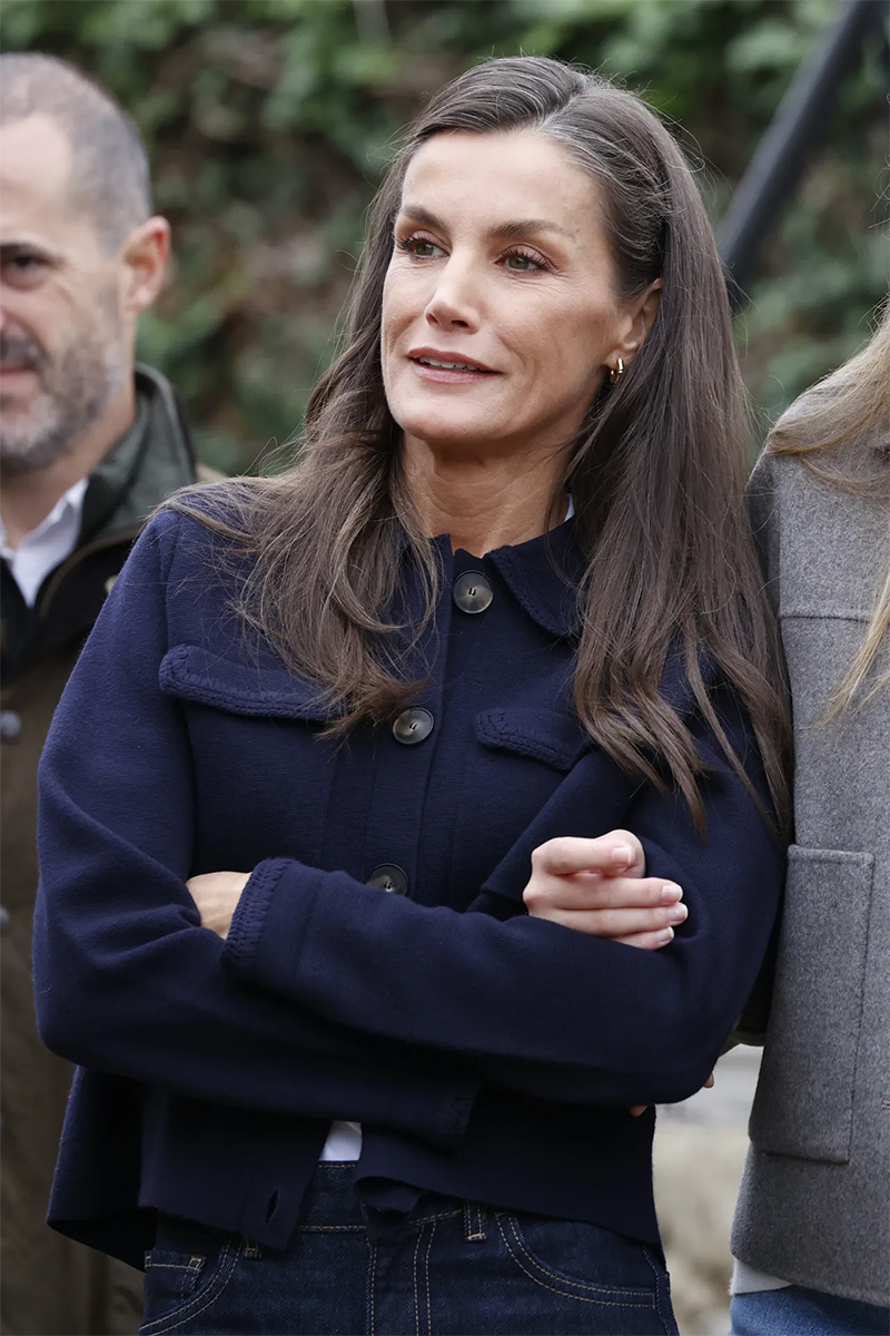 Królowa Letycja pokazuje, jak elegancko nosić najmodniejszy duet sezonu jesiennego, czyli jeansy indygo i botki na grubej podeszwie.  (Fot. Carlos Alvarez / Getty Images)