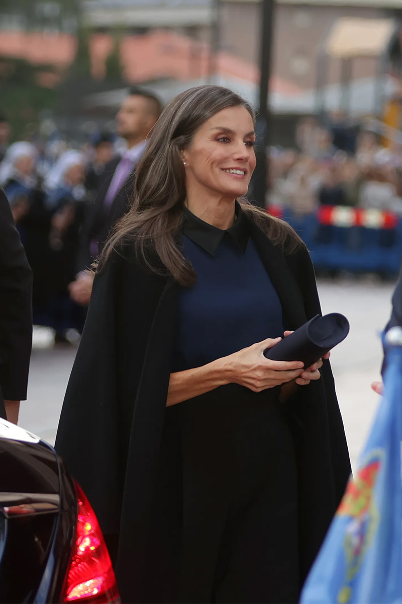 Królowa Letycja wyprzedza trendy, elegancko stylizując modny granat (Fot. Europa Press Entertainment/Getty Images)