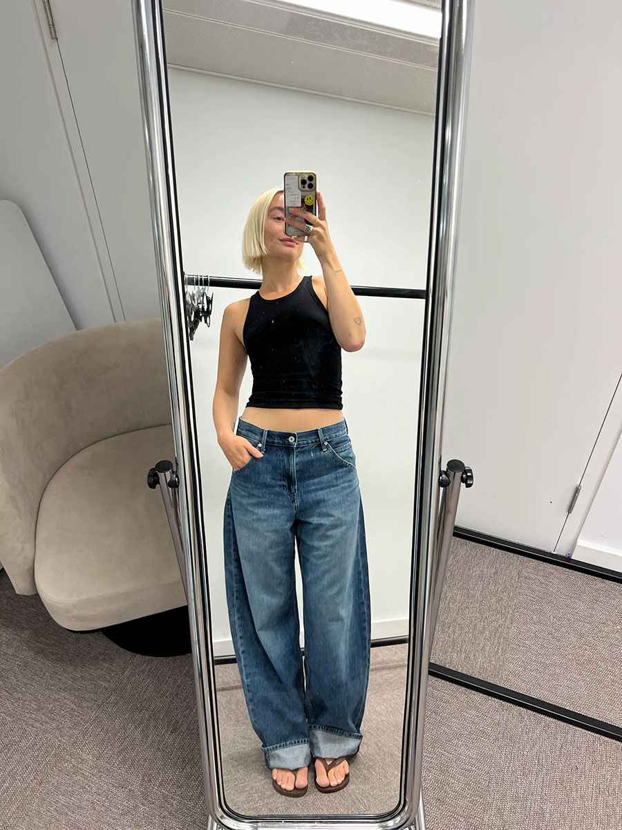 Producentka „Vogue Shopping", Mia Portet, w jeansach Curve marki Uniqlo.