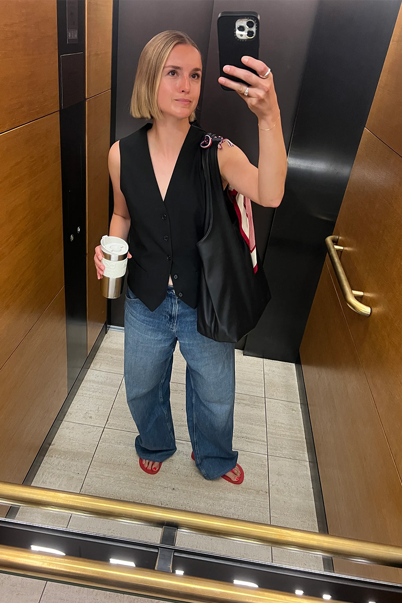 Producentka „Vogue Shopping", Mia Portet, w jeansach Curve marki Uniqlo.