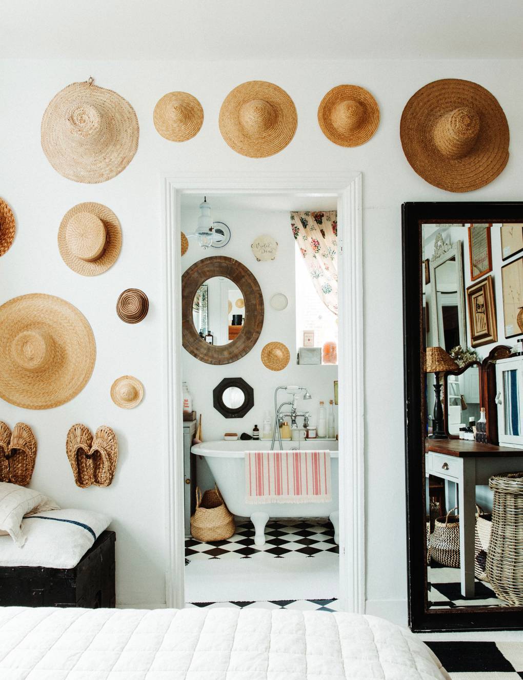 Wokół drzwi do łazienki wisi kolekcja kapeluszy – wśród nich są kupione podczas licznych podróży na lokalnych bazarach, a jeden z nich należał do babci Violet. (Fot. Owen Gale dla House&Garden)