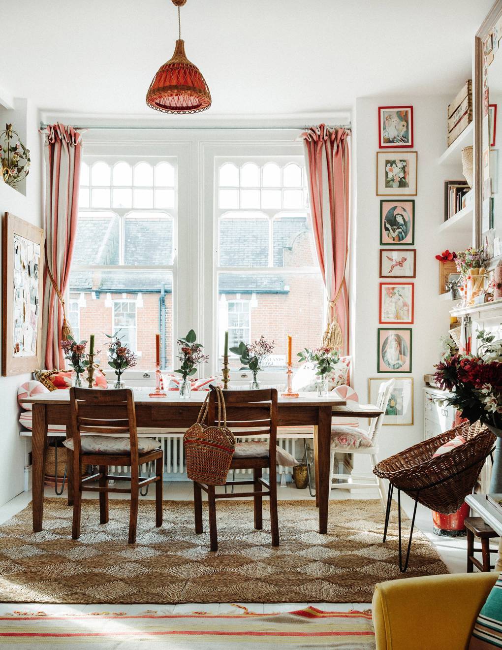 Abażury pasujące w salonie i jadalni Violet wyszukała na Etsy, dywan do jadalni kupiła na Amazonie. (Fot. Owen Gale dla House&Garden)