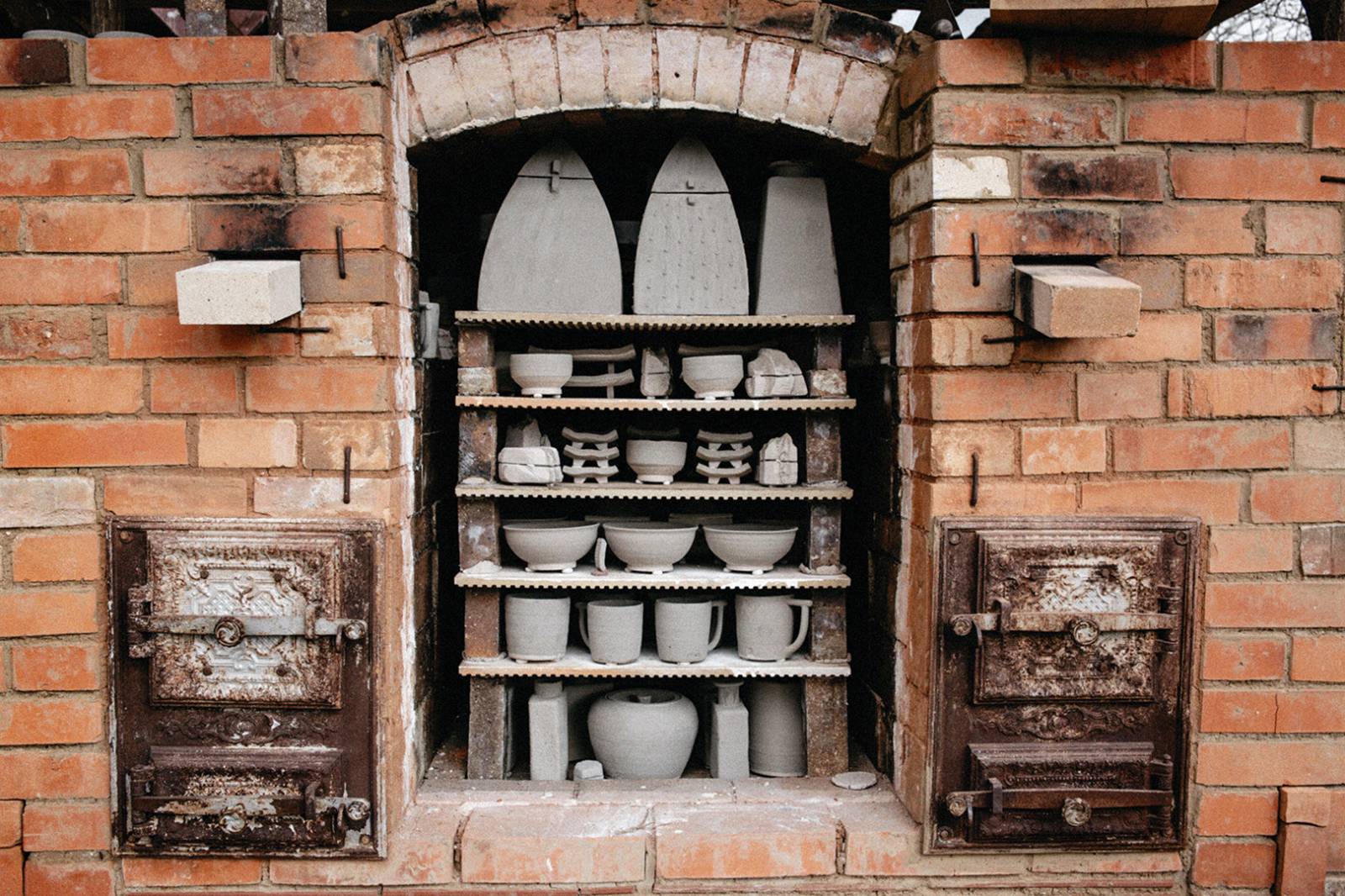 Piec do wypału ceramiki zbudowany przez Kubę i Piotra z Huba Studio (Fot. Piotr Kołakowski)