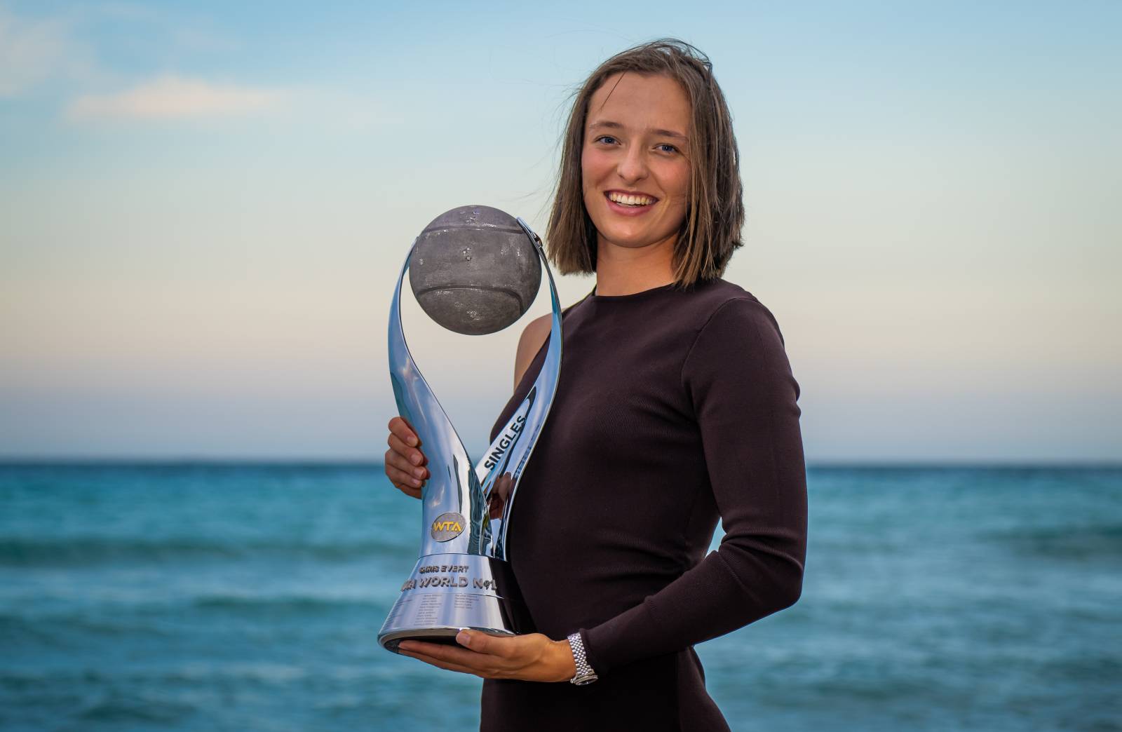 Z trofeum im. Chris Evert dla najlepszej zawodniczki w rankingu WTA (Fot. Getty Images)