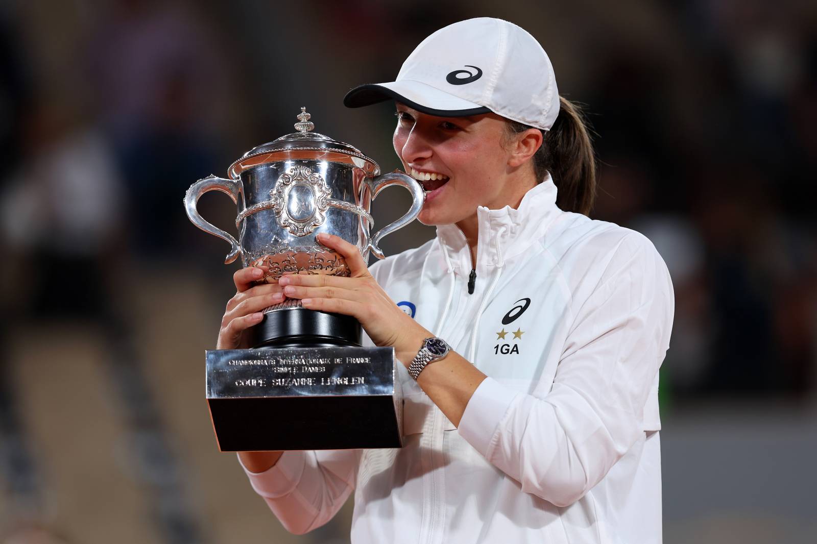 Z trofeum za wygraną podczas French Open w 2022 r. (Fot. Getty Images)