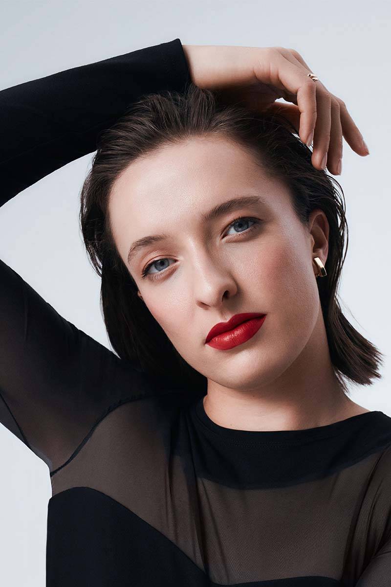 Iga Świątek jako polska ambasadorka Lancôme nosi pomadkę LAbsolu Rouge Drama Matte w odcieniu 505 Attrape Coeur. / (Fot. Gosia Turczyńska)