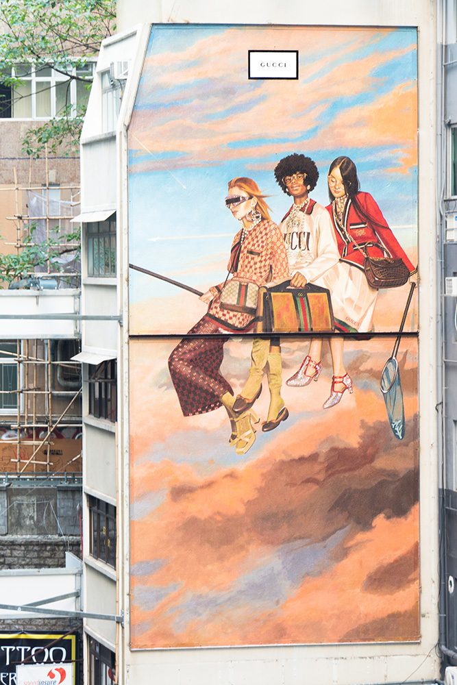 Mural Gucci w Hong Kongu prezentujący obraz autorstwa Ignasi Monreala (Materiały prasowe Gucci)