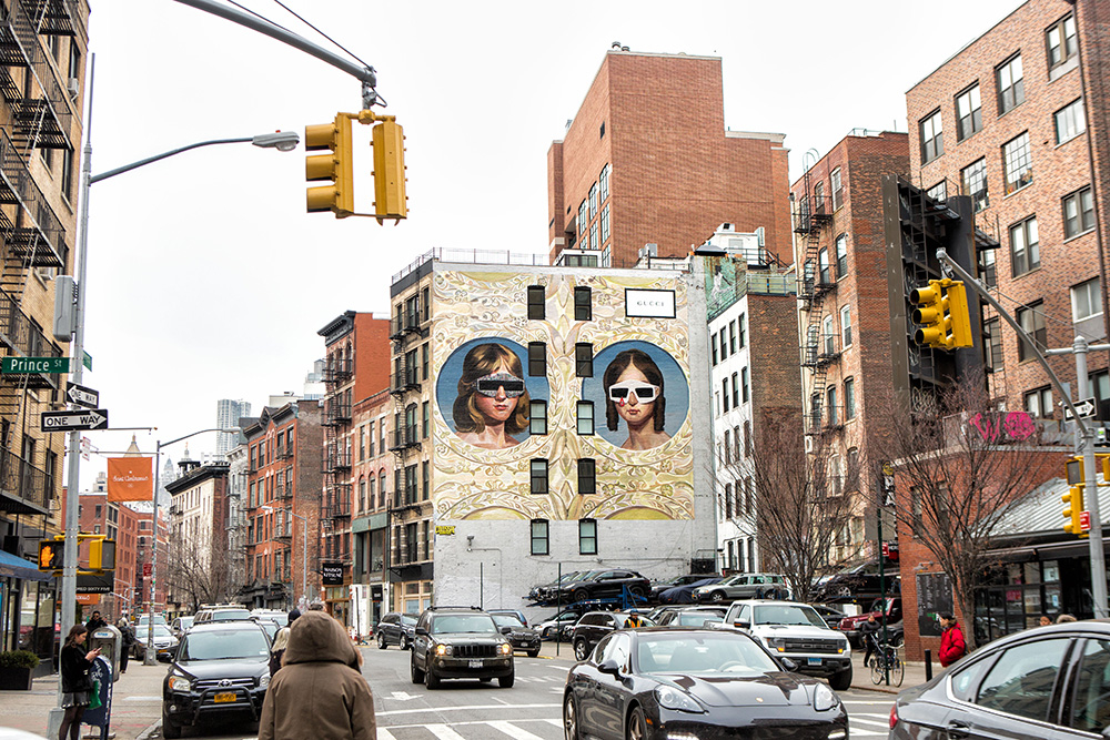 Mural Gucci w Nowym Jorku prezentujący obraz autorstwa Ignasi Monreala (Fot. Krista Lindahl i Colossal Media)