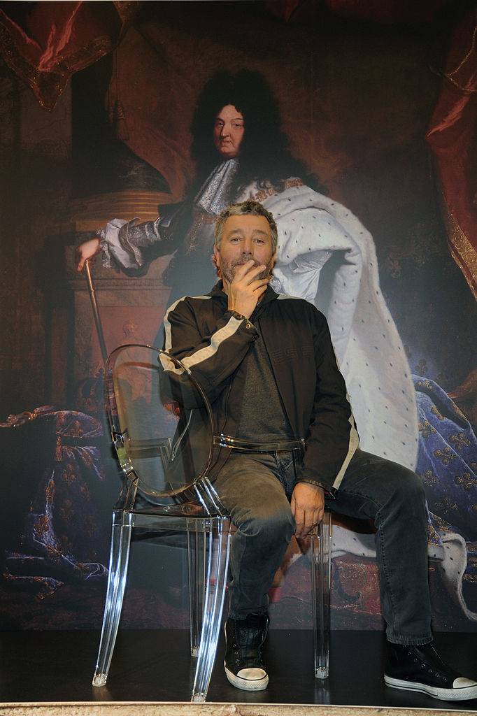 Philippe Starck na krześle swojego projektu (Fot. Getty Images)