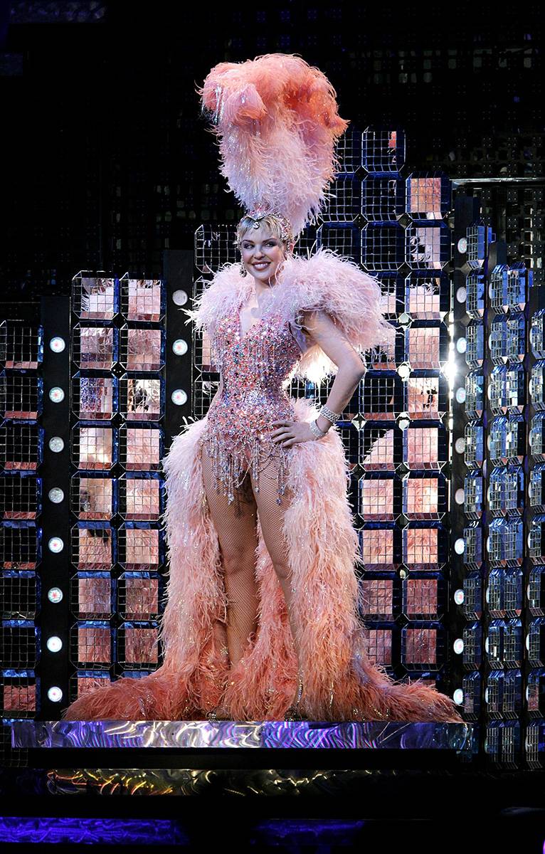 Kylie Minogue podczas trasy koncertowej Showgirl (Fot. Dave Hogan/Getty Images)