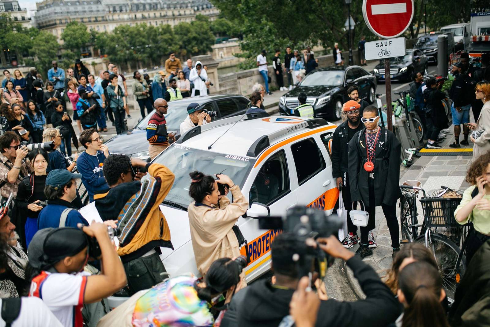 Tłum przed zeszłotygodniowym pokazem Louis Vuitton w Paryżu. (Fot. Kuba Dąbrowski)