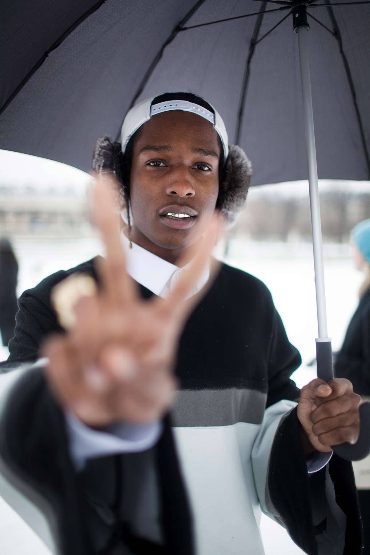  ASAP Rocky pionier mody na modę wśród raperów. W 2013 przed zimowym pokazem Haute Couture Diora. Od stóp do głów w ubraniach Rafa Simonsa. (Fot. Kuba Dąbrowski)