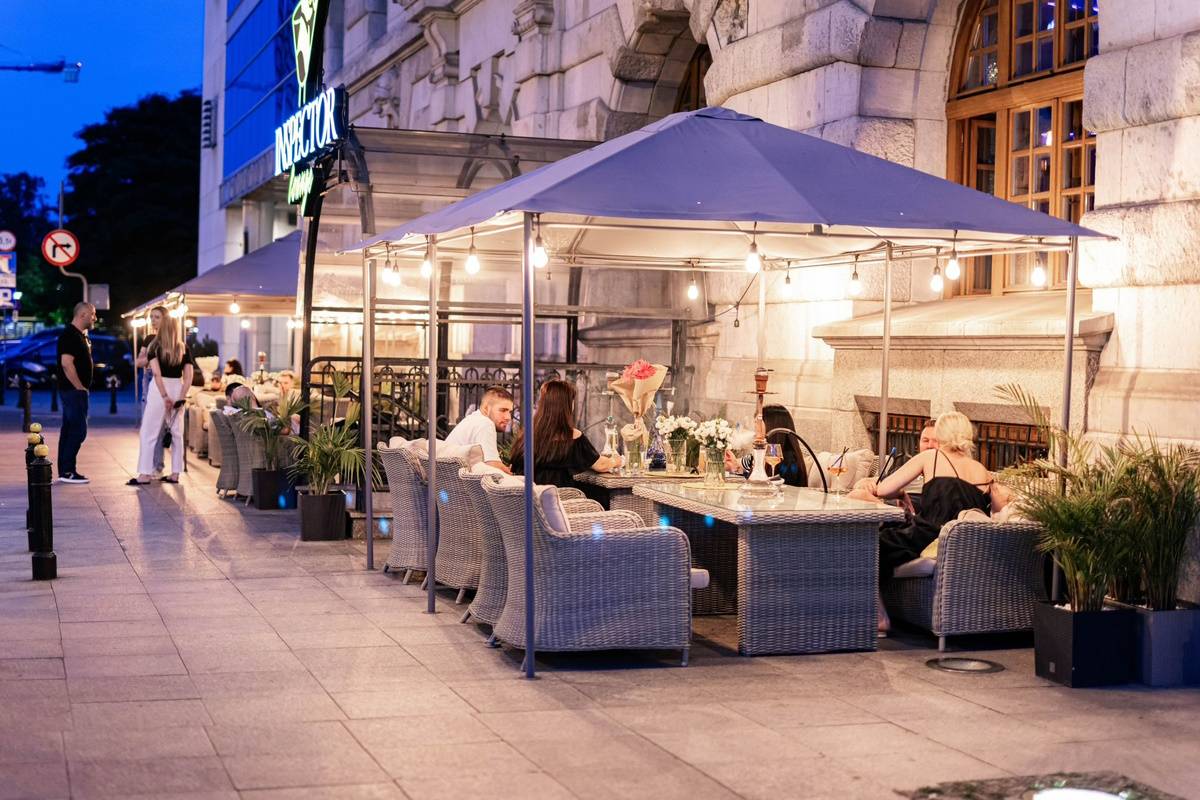 Dania z całego świata, potrawy kuchni ukraińskiej, chwile relaksu, wieczory z muzyką. To wszystko zapewnia restauracja Inspector Lounge w Warszawie.
