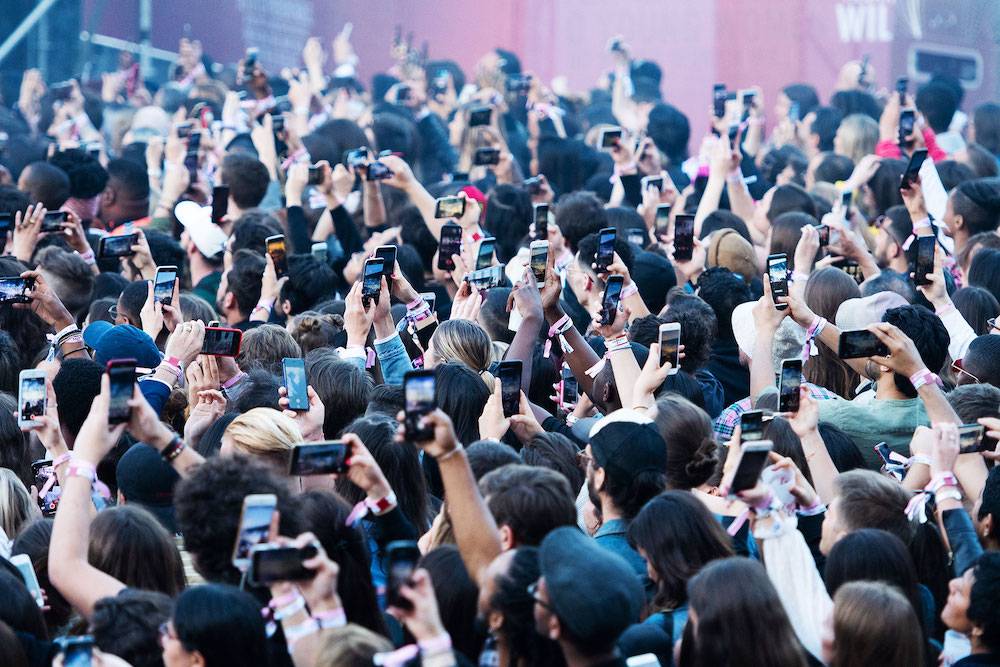 Wszyscy używają telefów (Fot. Getty Images)