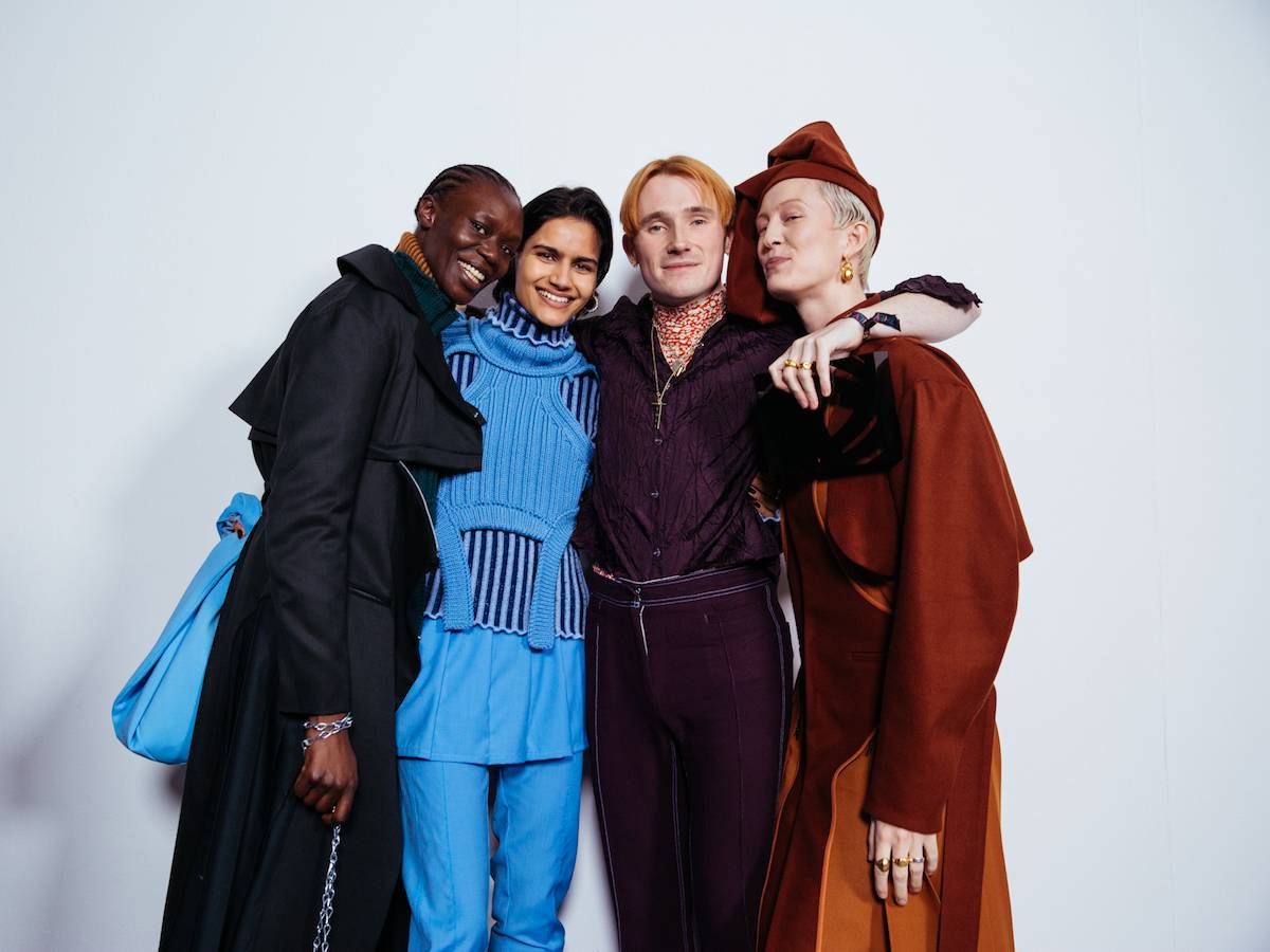 Laureat International Woolmark Prize 2020, Richard Malone i jego modelki (Fot. materiały prasowe)