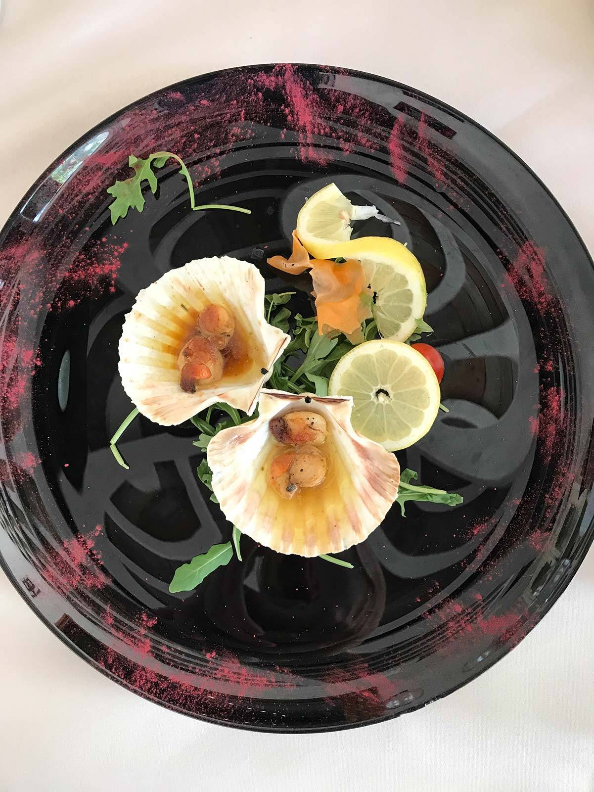 Podane na surowo przegrzebki w restauracji Feral (Fot. Basia Starecka)
