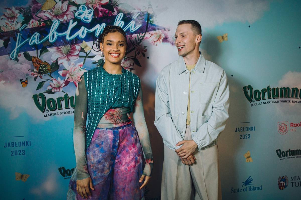 Festiwal Jabłonki Swawole 2023: Święto gościnności, muzyki i jabłek. Food & Music Apple Festival Jabłonki Swawole 2023 zagości w sumie w sześciu polskich miastach. Na żywo usłyszeć będzie można m.in. IGO i Vito Bambino.