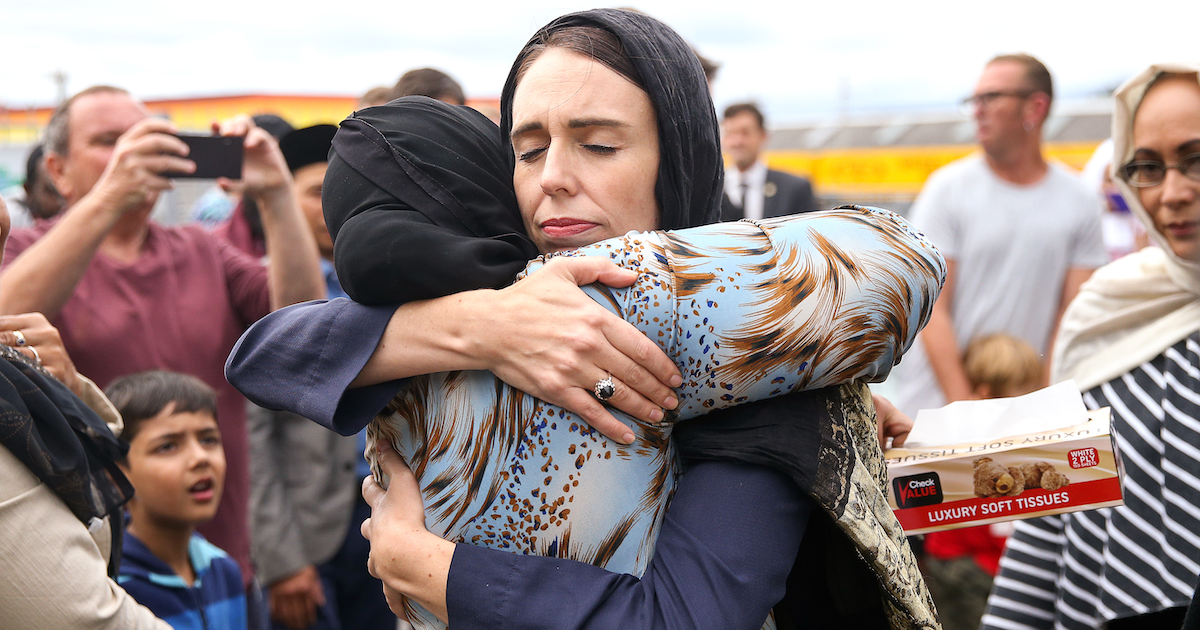 Jacinda spotkała się ze społecznością muzułmańską po zamachu (Fot. Getty Images)