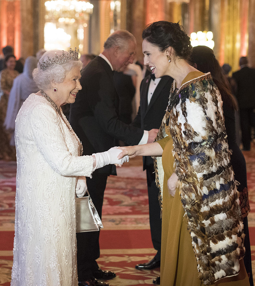 Jacinda Ardern i królowa Elżbieta II (Fot. Victoria Jones - WPA Pool, Getty Images)