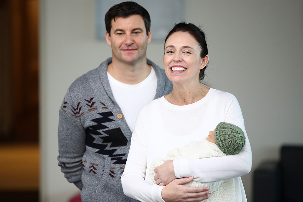 Jacinda Ardern z partnerem Clarkeiem Gayfordem i nowo narodzoną córką (Fot. Hannah Peters, Getty Images)
