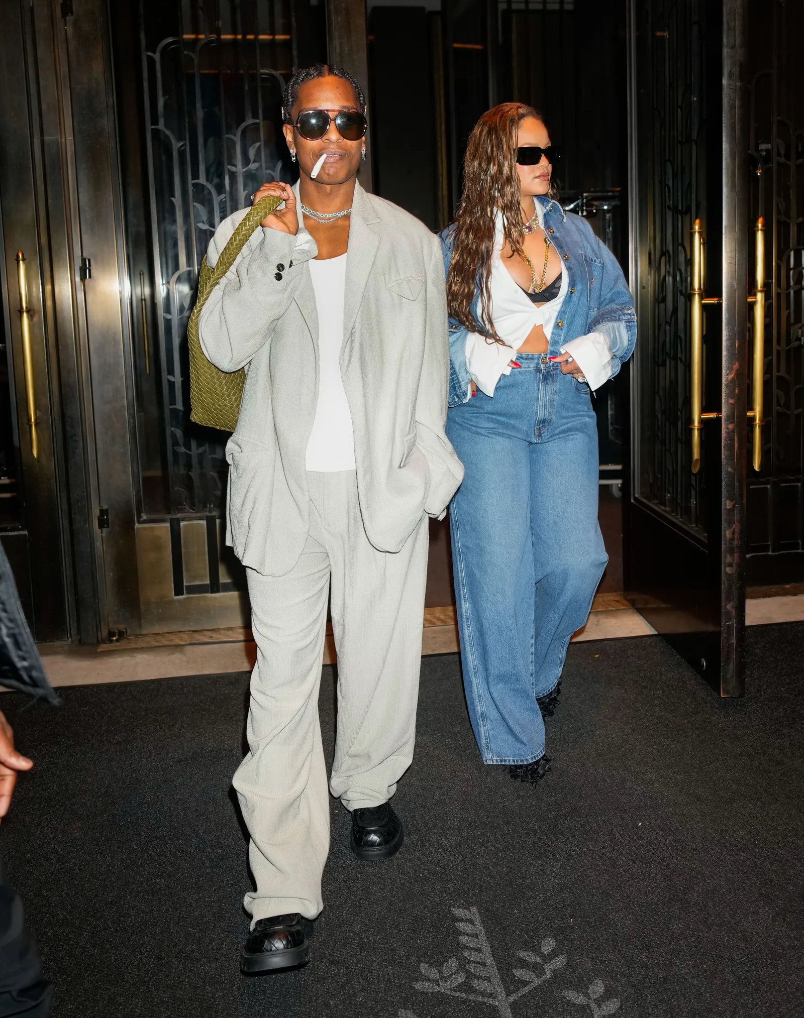 Rihanna w komplecie z jeansu i koszuli Miu Miu z A$AP Rockym, październik 2023 (Fot. Getty Images)