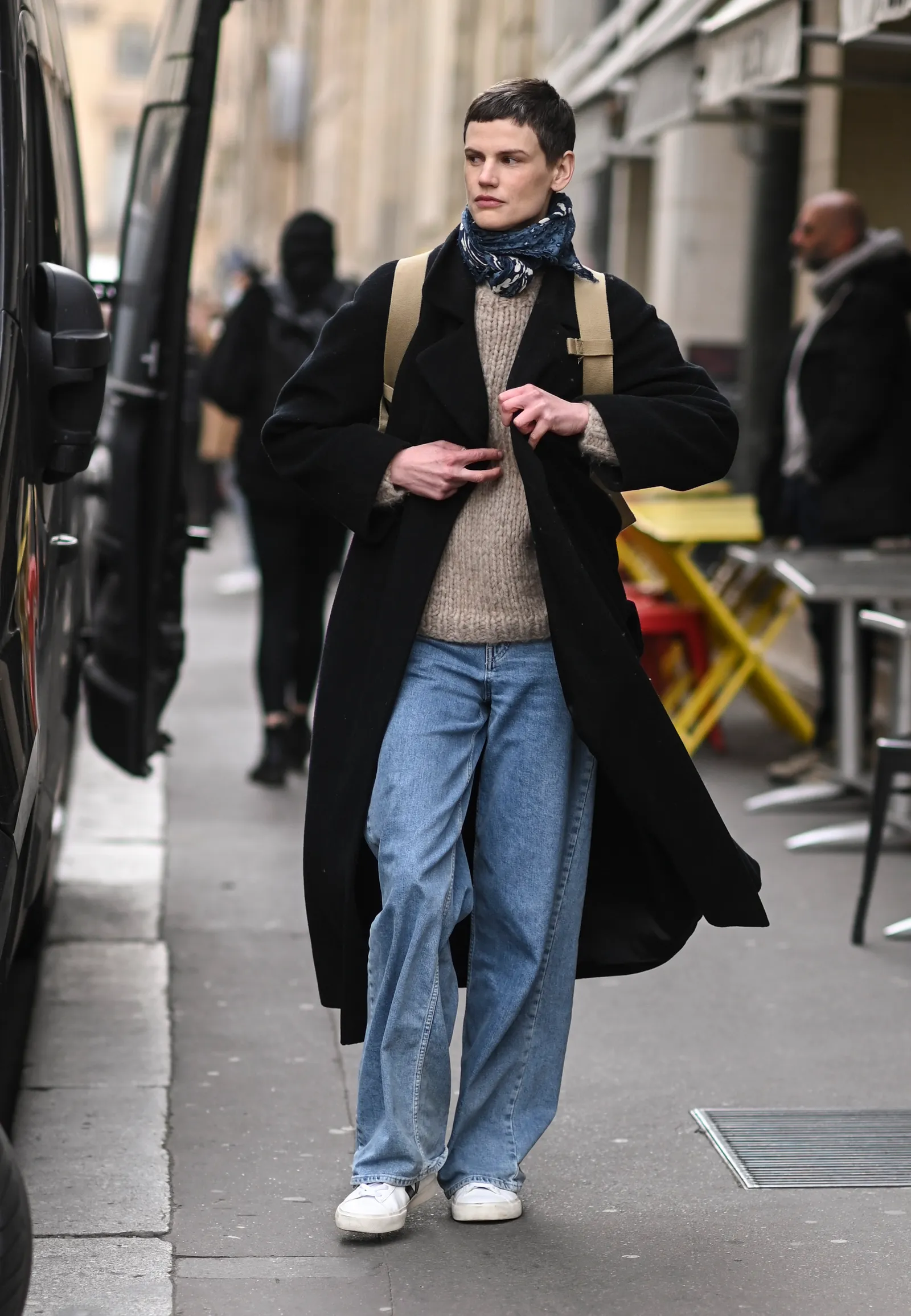 Saskia de Brauw podczas paryskiego tygodnia mody jesień-zima 2022-2023 (Fot. Getty Images)