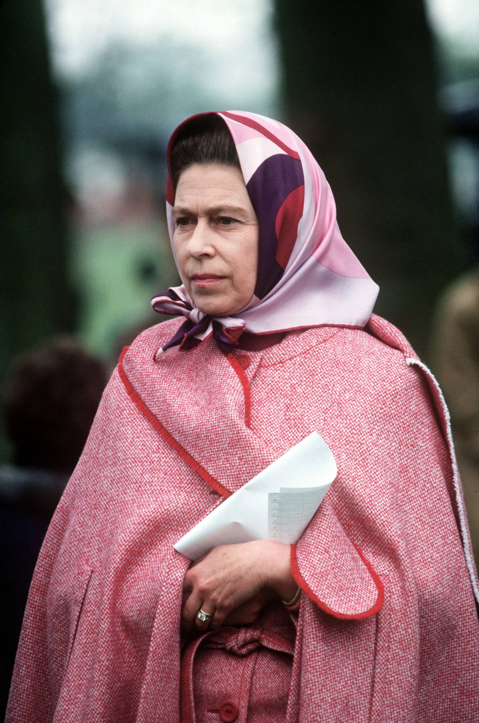 Królowa Elżbieta w jedwabnej chustce /(Fot. Getty Images)